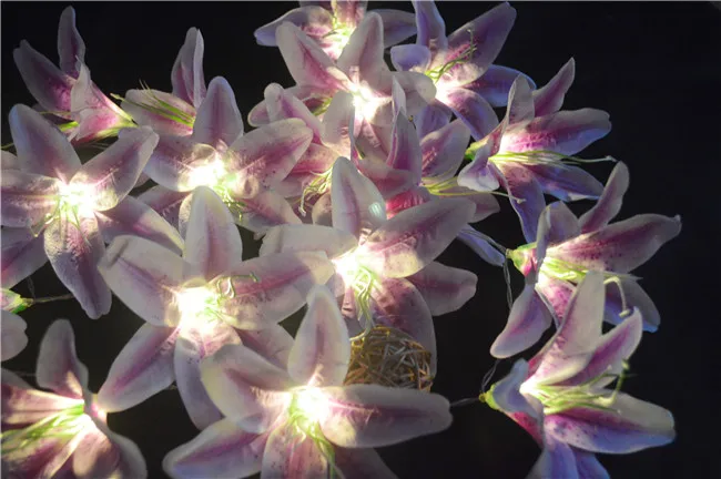 Батарея приведенный в действие искусственное фиолетовое цветы лилии гирлянда