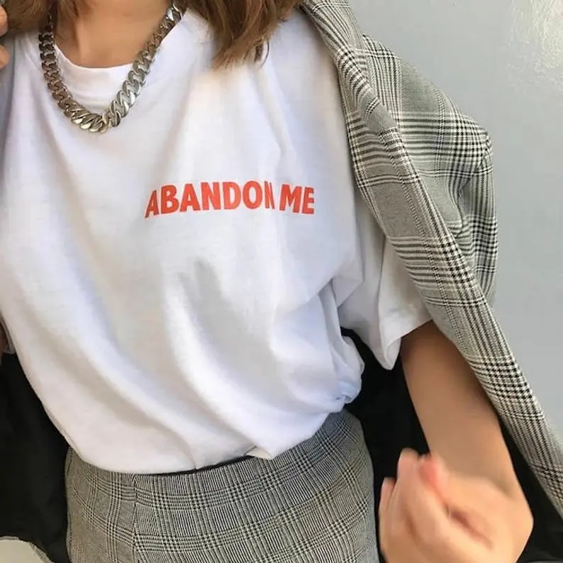 

Футболка женская хлопковая с надписью «Abandon Me», повседневная смешная рубашка для молодых девушек, цвет красный