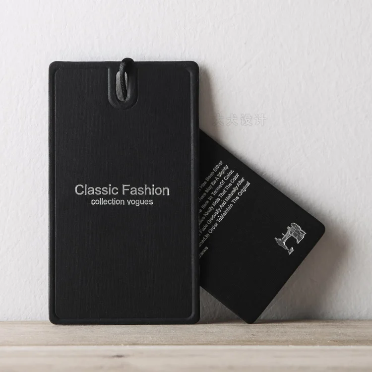 Подписка на бирке с ценой для одежды с золотым или серебряным тиснением на черном бумажном ярлыке.