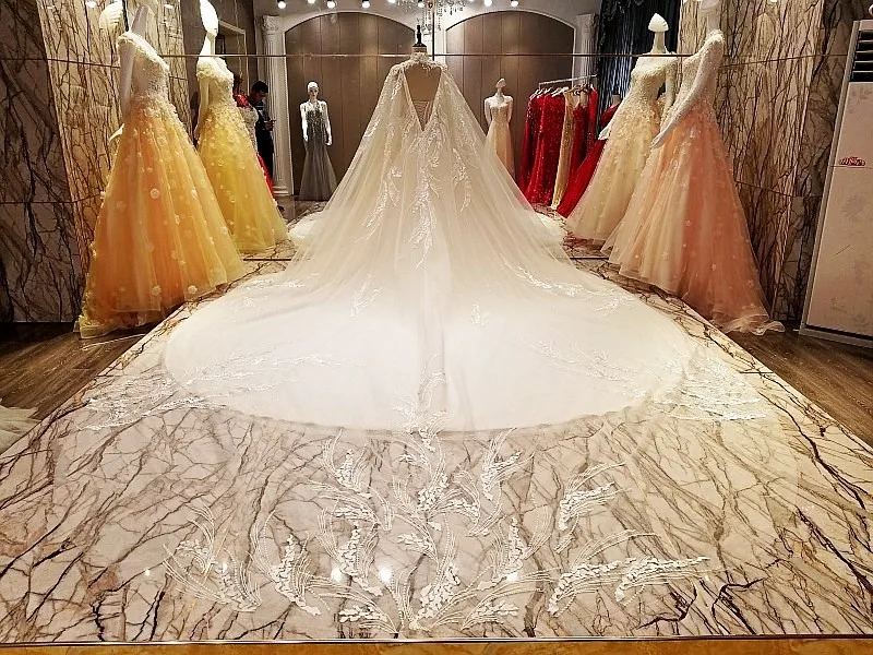 Роскошное кружевное платье с аппликацией из бисера и кристаллов свадебное 2017