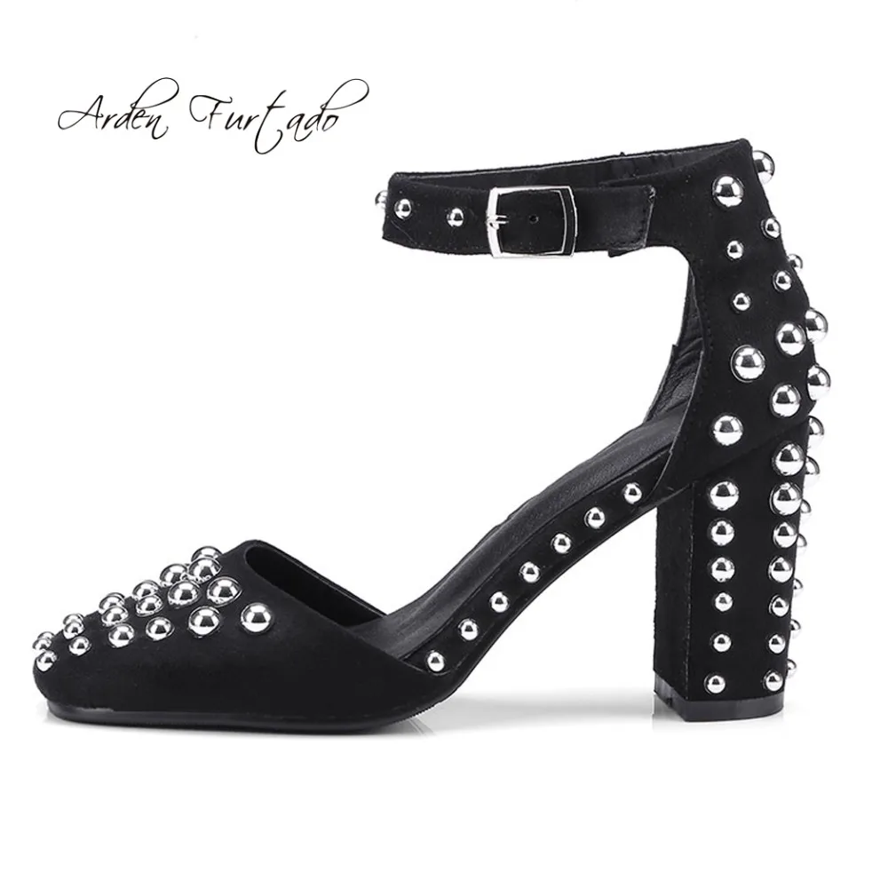 Модные летние сандалии Arden Furtado на высоком каблуке 9 см с заклепками ремешком
