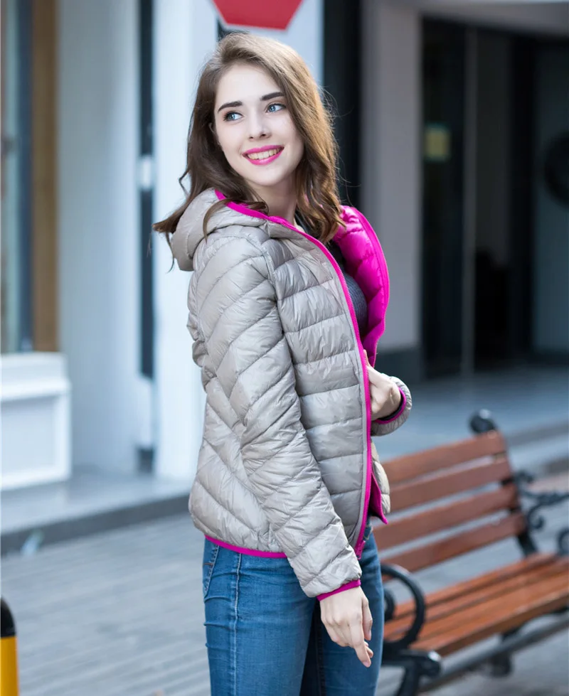 Женская куртка на 90% белом утином пуху с капюшоном ультра легкие пуховики