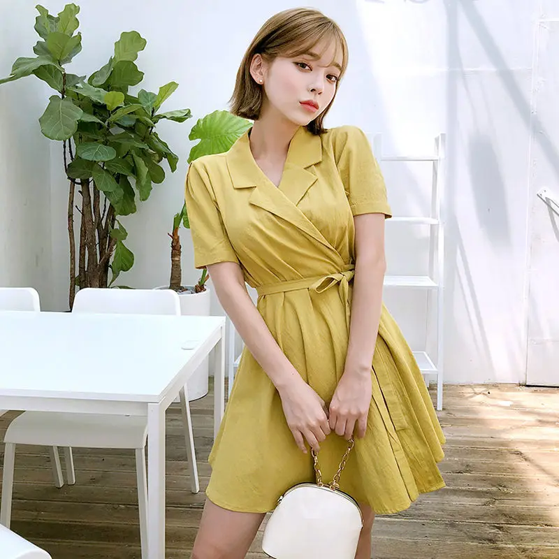 Женское офисное платье с отложным воротником розовое цельное поясом и коротким