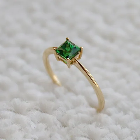 Кольцо женское, с фианитами, зеленого цвета