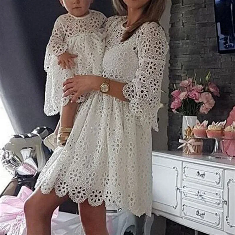 Модные платья для мамы и дочки одинаковая семейная одежда женское кружевное