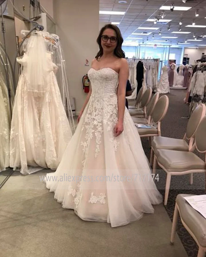 Элегантное свадебное платье трапециевидной формы с вырезом-сердечком и бисером