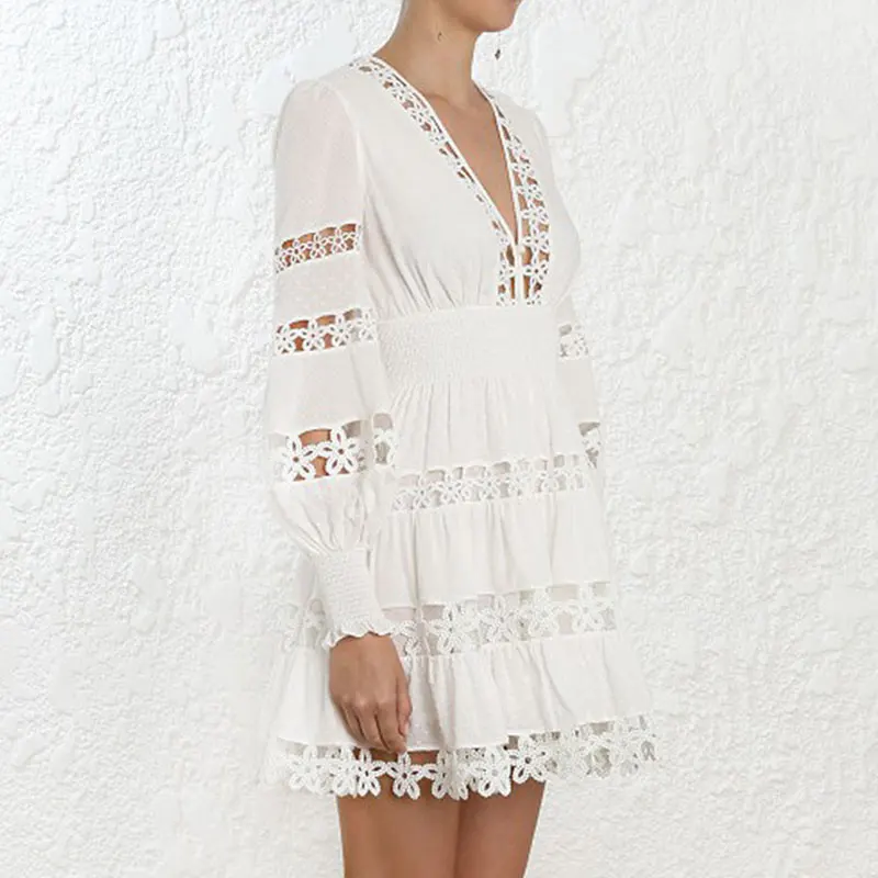 Женское праздничное платье в горошек элегантное белое с длинным рукавом v