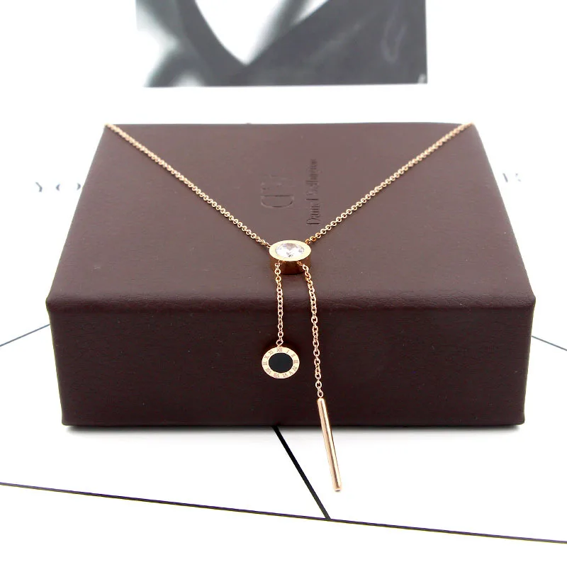 Женское колье с римскими цифрами подвеска одним кристаллом в виде черного