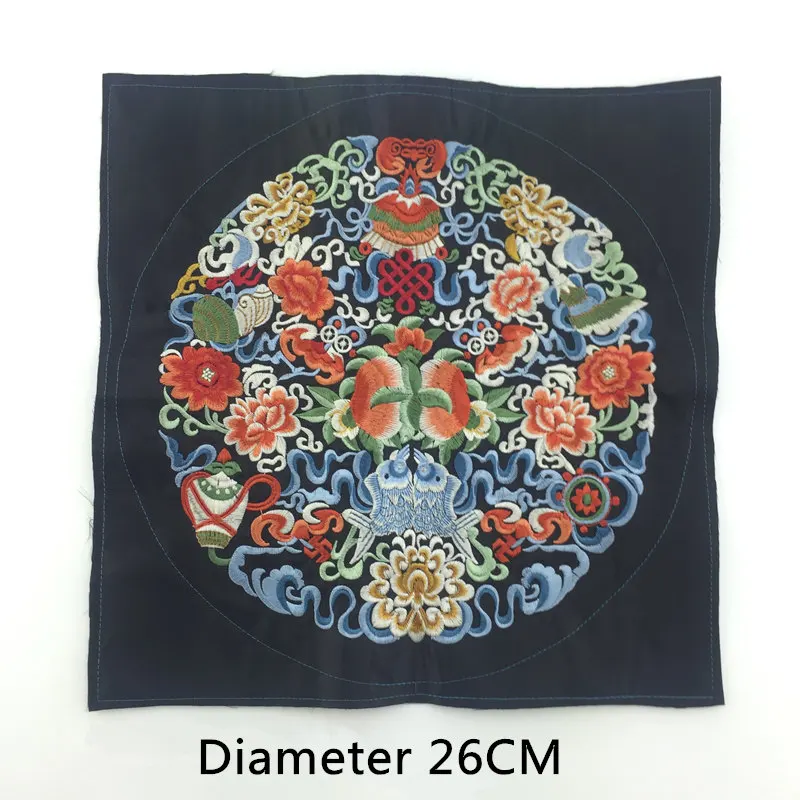 Нашивки круглой формы с вышитыми синими рыбками и цветами персика 26 см