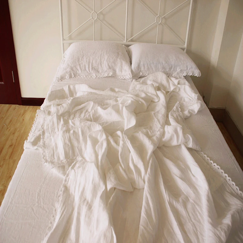 Комплект постельного белья из белого льна с кружевом и эффектом потертости