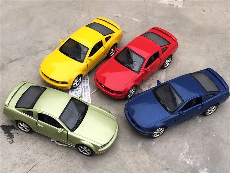 Точная имитация эксклюзивный Diecasts& Toy Vehicles: стильный дизайн автомобиля 2006 Ford Mustang GT 1:38 литая под давлением модель автомобиля оттяните назад Автомобили