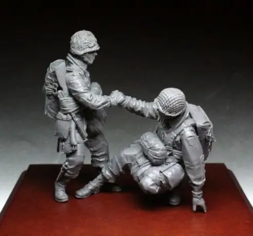 1/35 масштаб неокрашенные полимерные фигурки US airborne помогают друг другу | Игрушки и