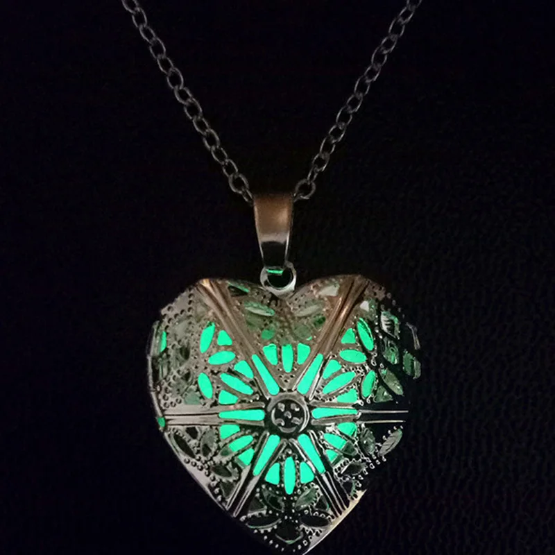 

2 Colors Glowing In The Dark Love Flower Shaped Pendant Necklace Charm Chain Delicacy Necklace Luminous Party Jewelry Women