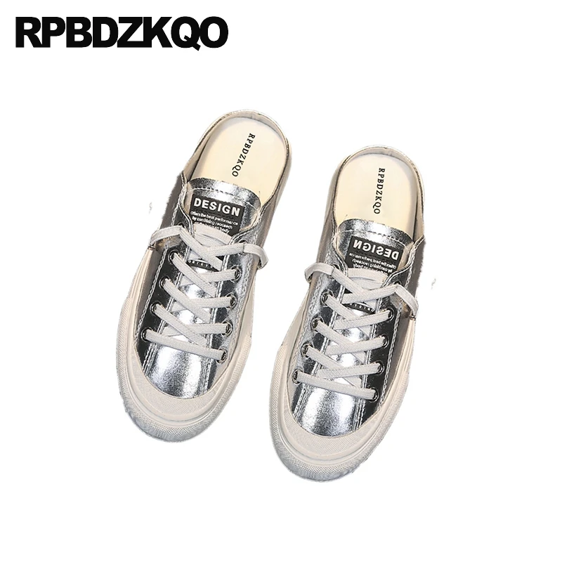 Женские кроссовки на плоской подошве серебристые с круглым носком шнуровке