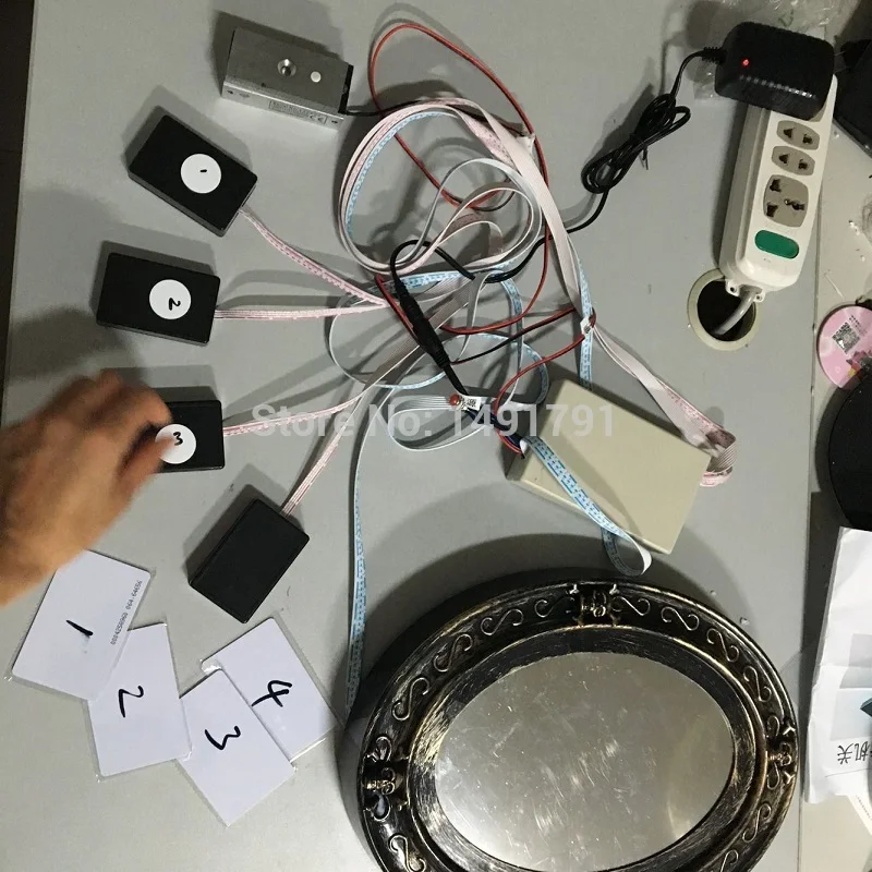 Волшебное зеркало Escape room и четыре карты IC открываются реквизиты для блокировки в