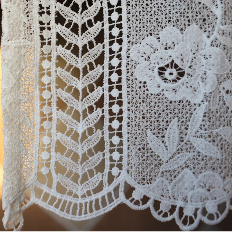 Белый кружевной цветок в стиле ретро полукороткий с зеленым кулоном кружевная