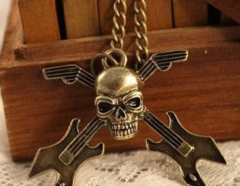 2013 Горячая Распродажа Бесплатная доставка Череп и скрещенные кости гитара