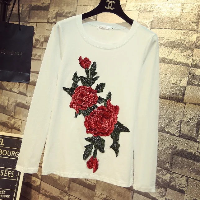 Женская короткая джинсовая куртка с вышивкой темно синие облегающие джинсовые