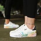 Женские кроссовки из искусственной кожи на плоской подошве; Женская обувь на шнуровке с граффити; Вулканизированная обувь на платформе; Женская модная прогулочная обувь; Сезон осень; 2020