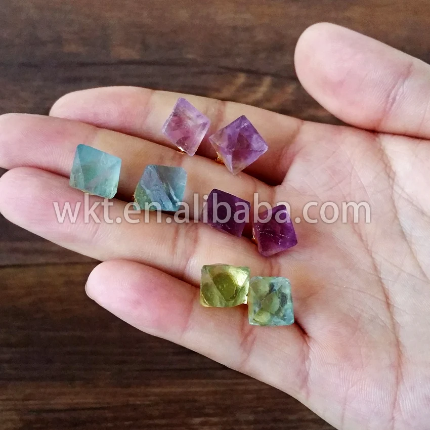 Женские флюоритовые серьги гвоздики с натуральным радужным камнем зеленым