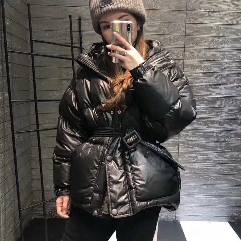 Женский пуховик с капюшоном TWOTWINSTYLE высокой талией на шнуровке длинным рукавом