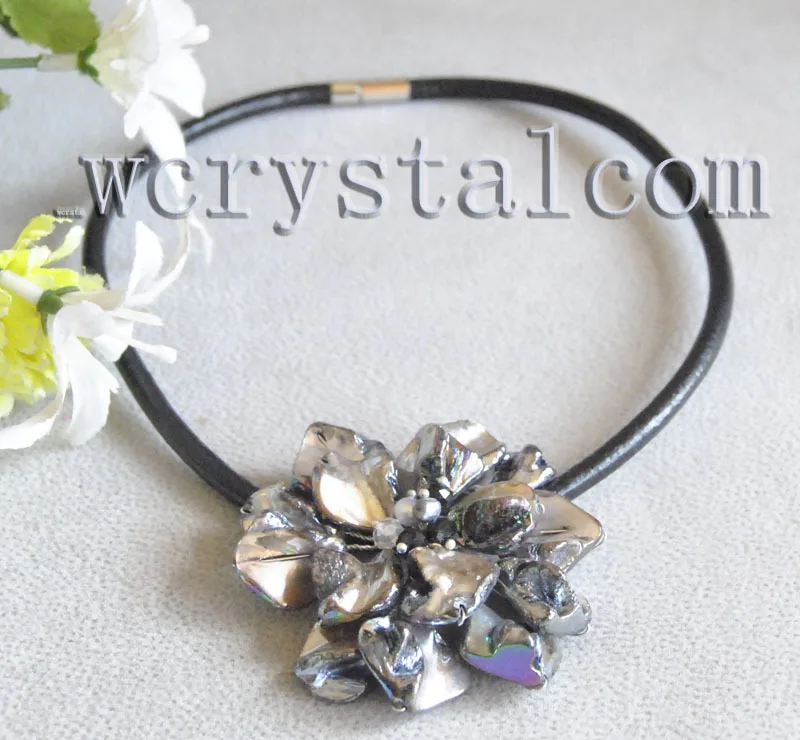 Черная швабра и ожерелье из черной кожи с подвеской в виде цветов разных бусин