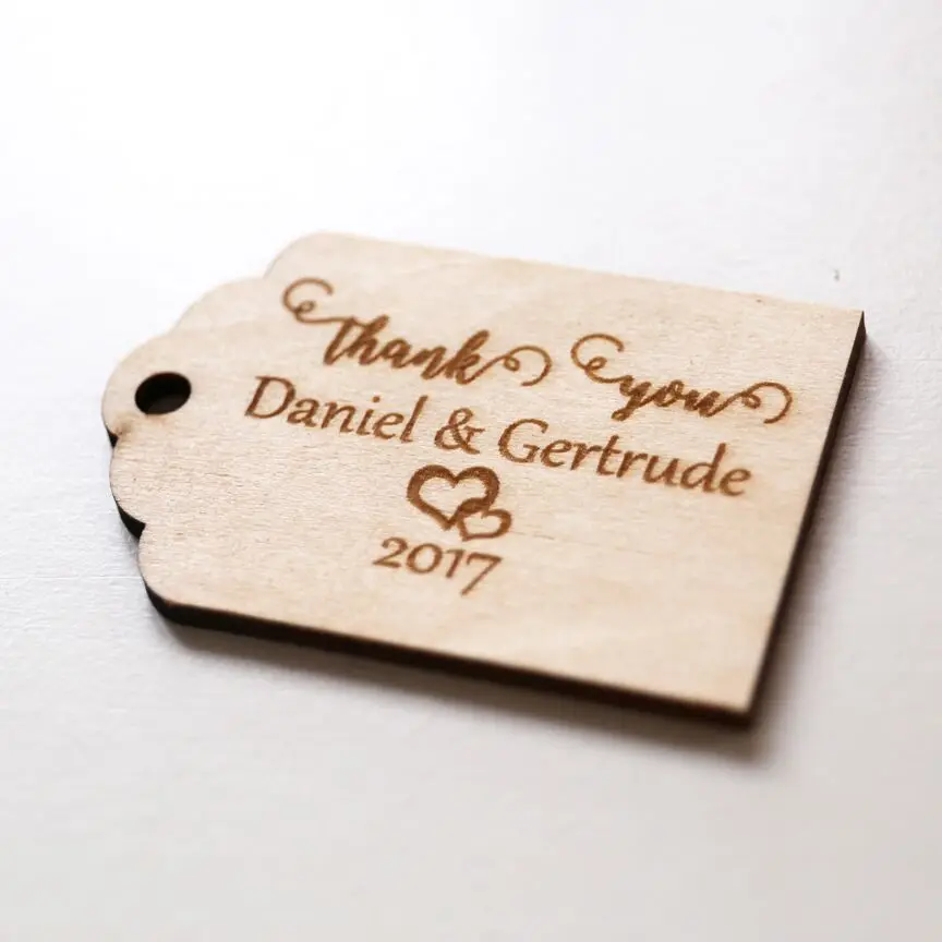 Сделанные на заказ деревянные бирки в форме сердца деревенские для свадебных