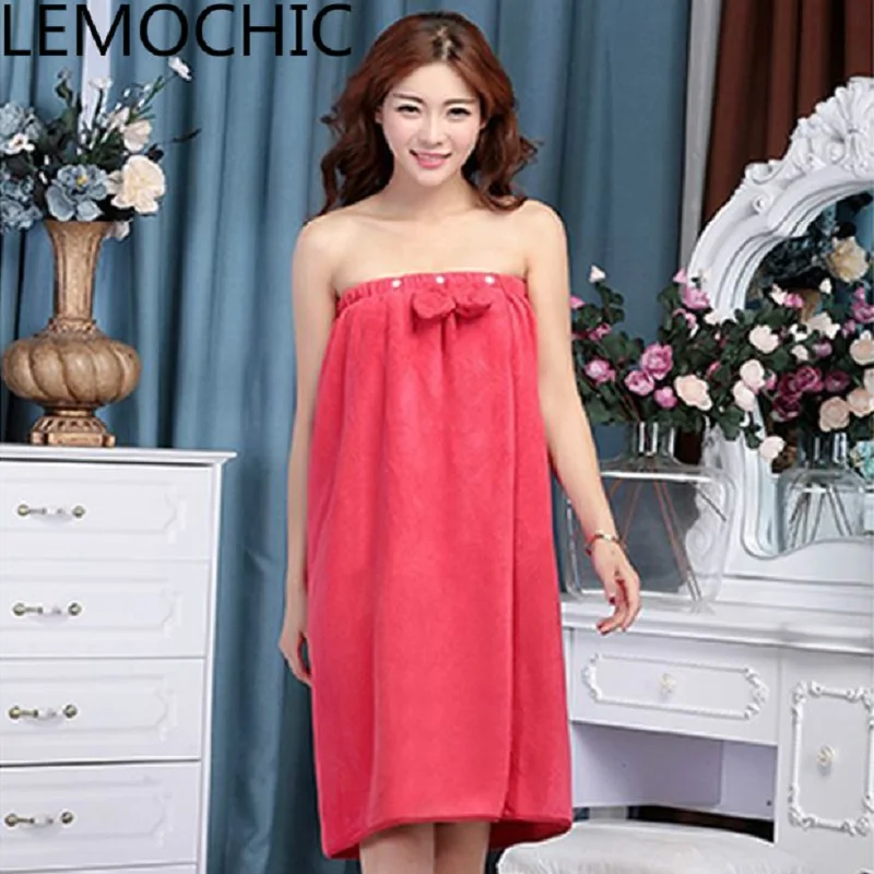 Наденьте полотенце обернутое на грудь банный халат утолщенное высокое качество