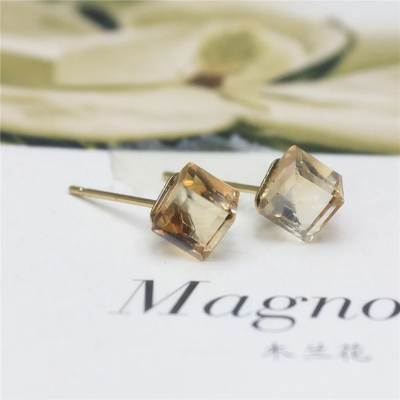 Женские простые серьги гвоздики с кристаллами эффектные дизайнерские для