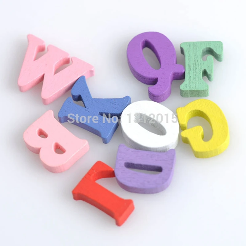 Смешанные буквы. Кучка букв. Буквы вразброс. Буквы деревянные на цепочке. Деревянные буквы и цифры.