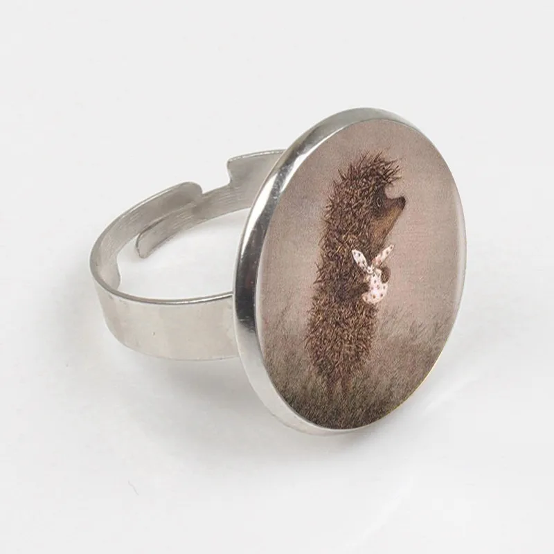 Женское кольцо ручной работы с изображением ежа в тумане серебряное