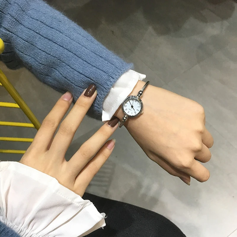 Женские кварцевые наручные часы с маленьким круглым циферблатом и тонким