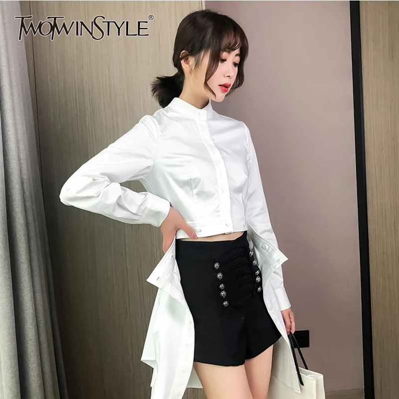 Женское платье с оборками TWOTWINSTYLE белое мини-платье воротником-стойкой и длинным