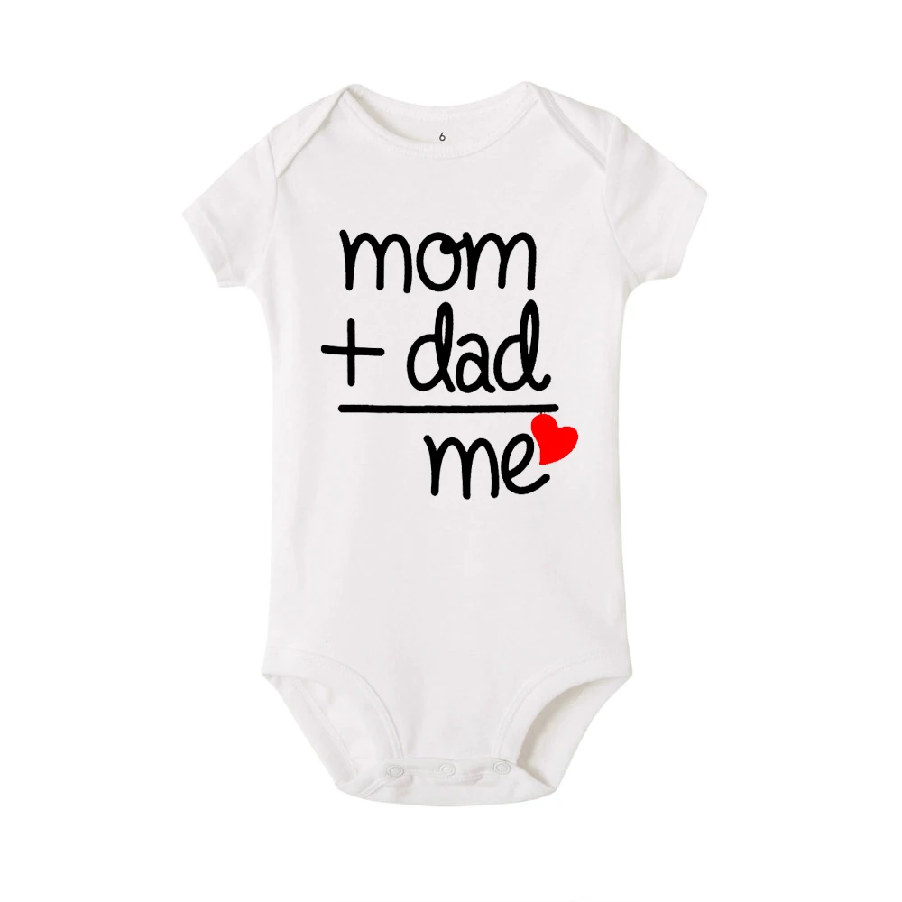 Летняя одежда для новорожденных с надписью «Mom Plus Dad equales Me»; хлопковый комбинезон для маленьких мальчиков и девочек; Забавный милый комбинезон; одежда для малышей