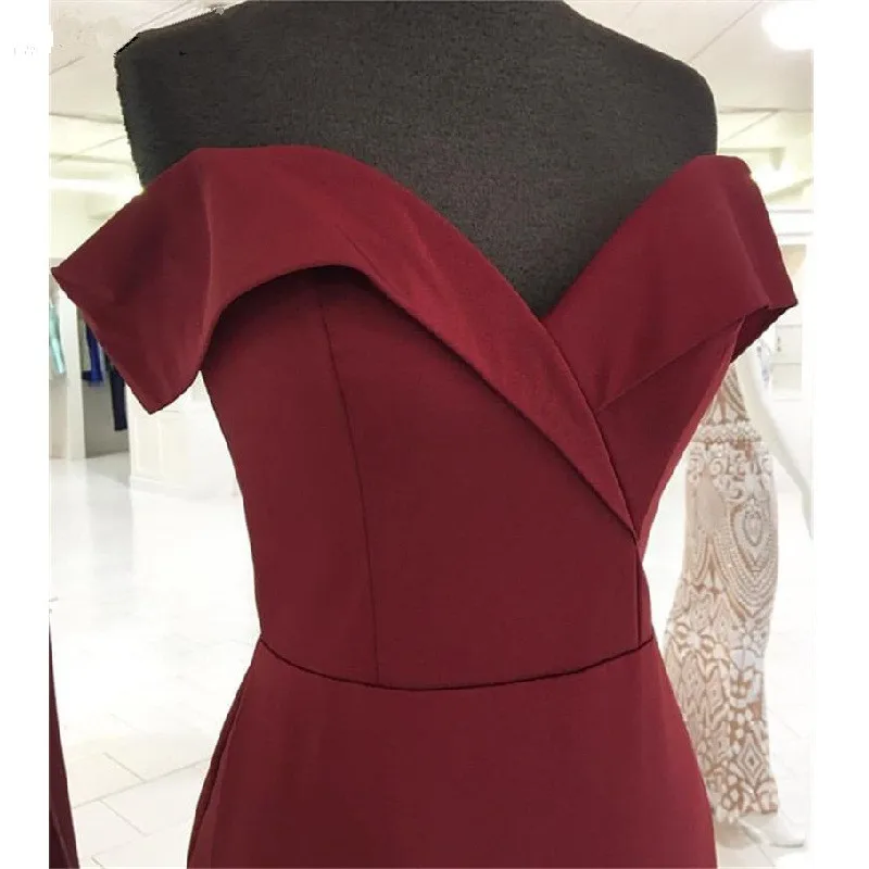 Платье вечернее длинное атласное с открытыми плечами и разрезом спереди |