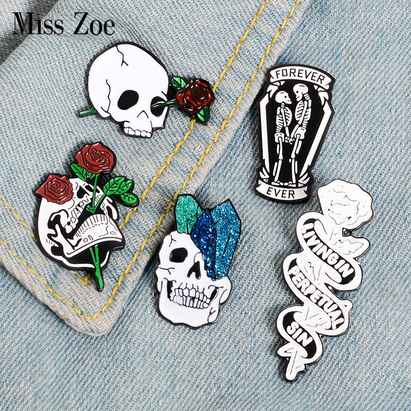 Эмалированная брошь в виде черепа и гроба с кристаллами розы|Броши| |