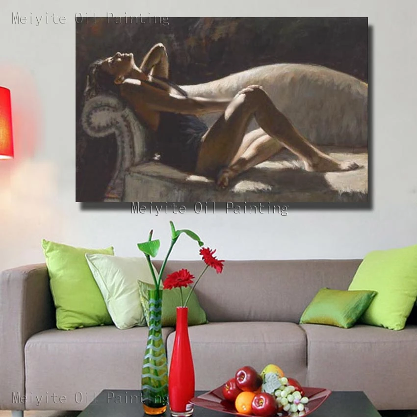 Полуголые женщины лежали в диване сексуальные наряды красивые женские настенные