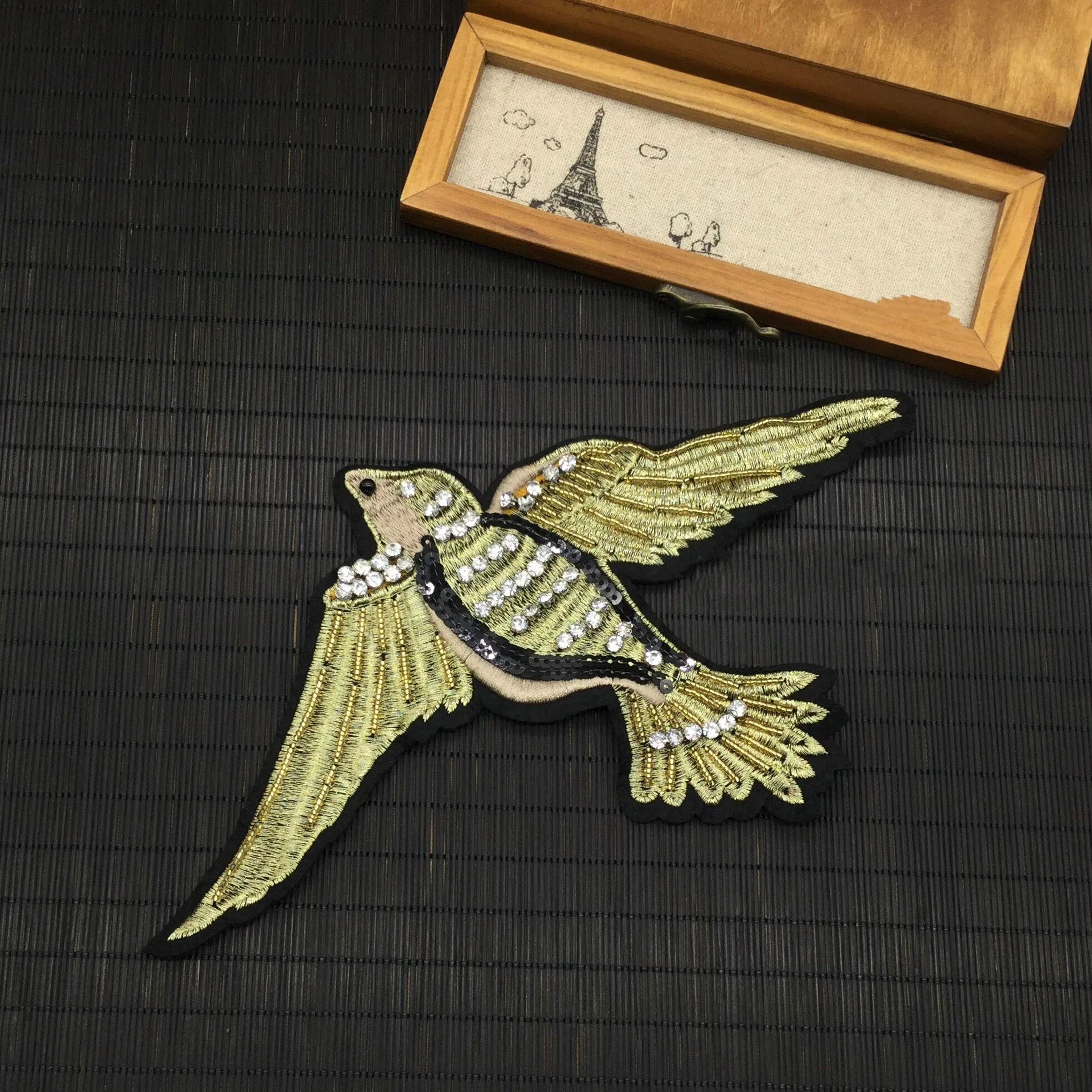 Золотые Летающие птицы сверла вышитые нашивки шитье на аппликации винтажная