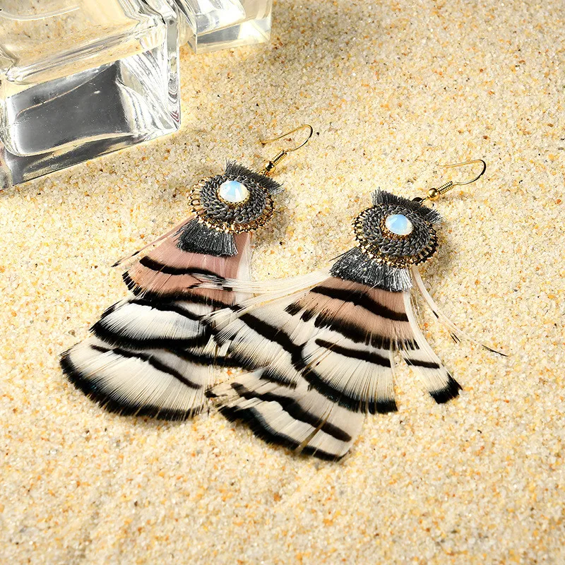 Серьги с подвесками высокого качества бохемского стиля с простыми кисточками и коричневыми перьями для модных украшений оптом для женщин.