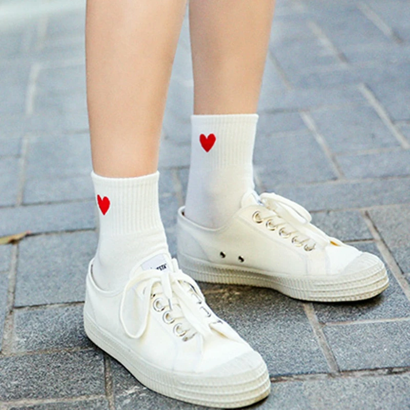 Хлопковые носки высокого качества с большим красным сердечком модные