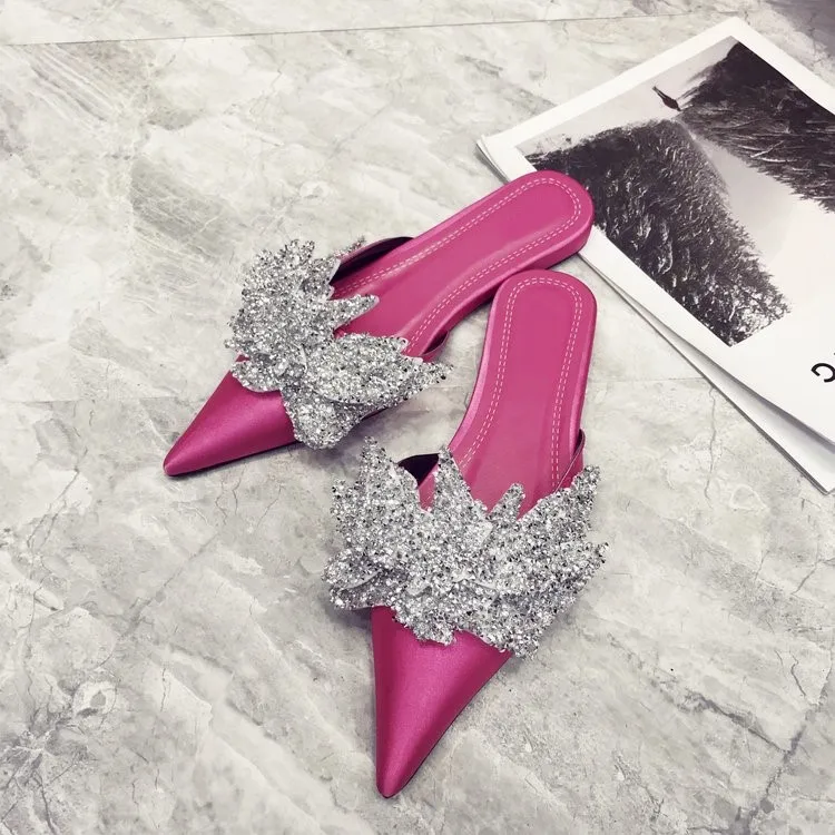 Женские атласные сандалии с острым носком украшенные цветами и стразами на