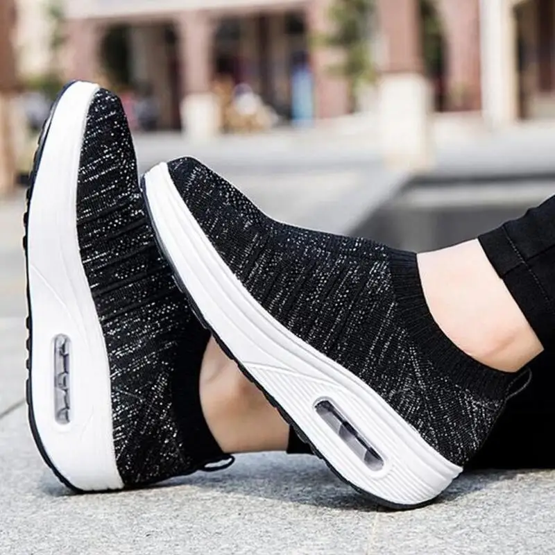 Женские туфли-лодочки на среднем массивном каблуке без шнуровки с круглым носком