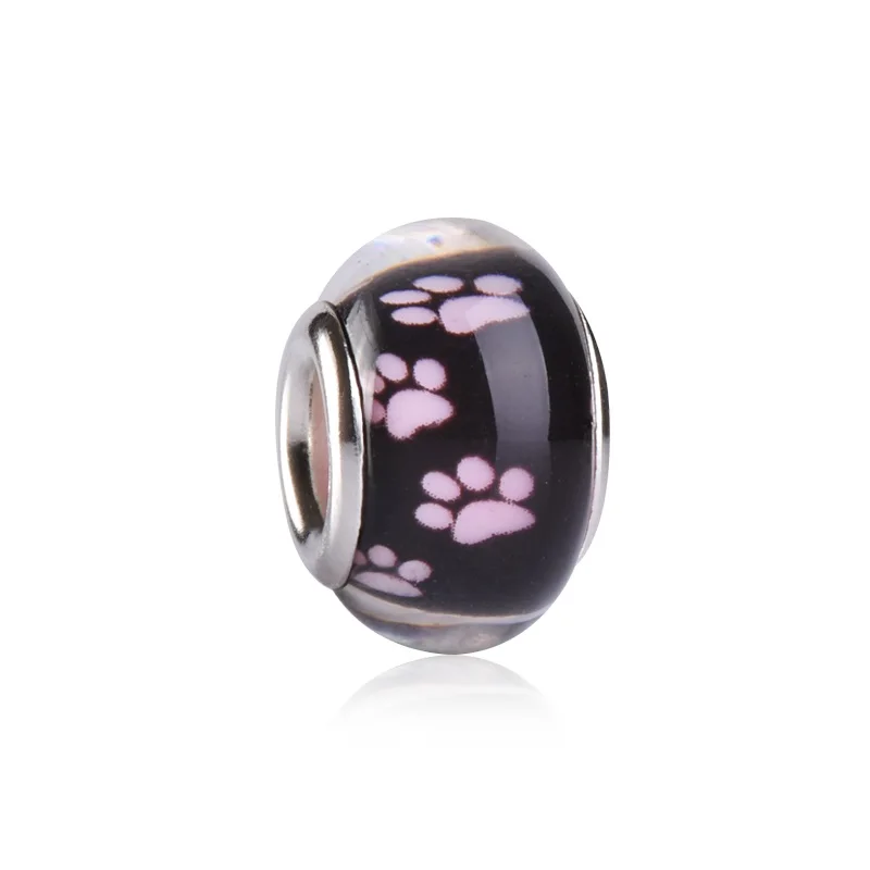Черный фон собачьи ножки круглые полимерные пластиковые бусины амулеты большая
