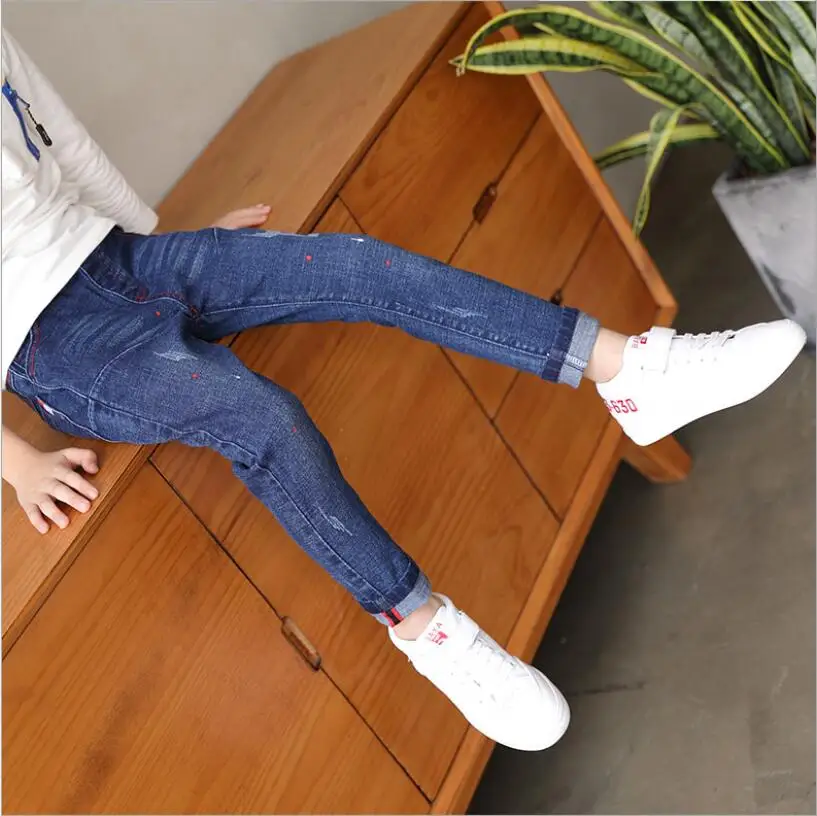 Детские джинсы модные повседневные штаны с граффити для мальчиков демисезонная