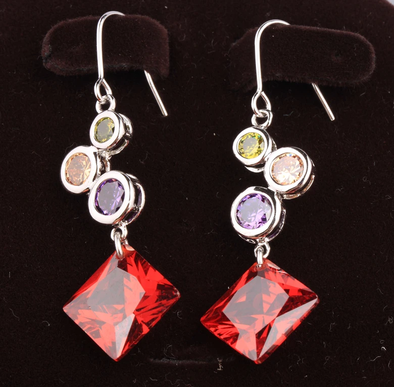 Разноцветные драгоценные камни многоцветные морганиты красные фиолетовые