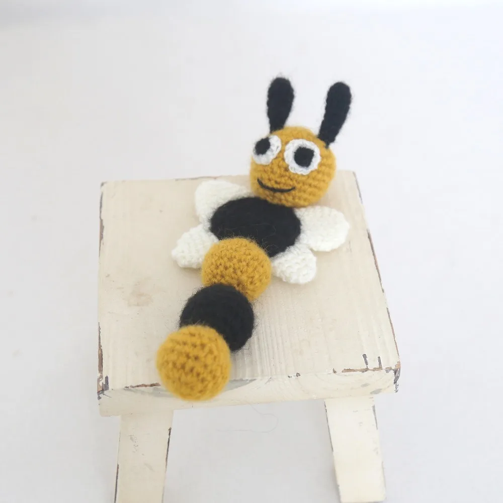 

Newborn bonnet photo props Set Crochet Mohair Soft Hat Knitted bee Toy and Hat Newbrn Photography Props
