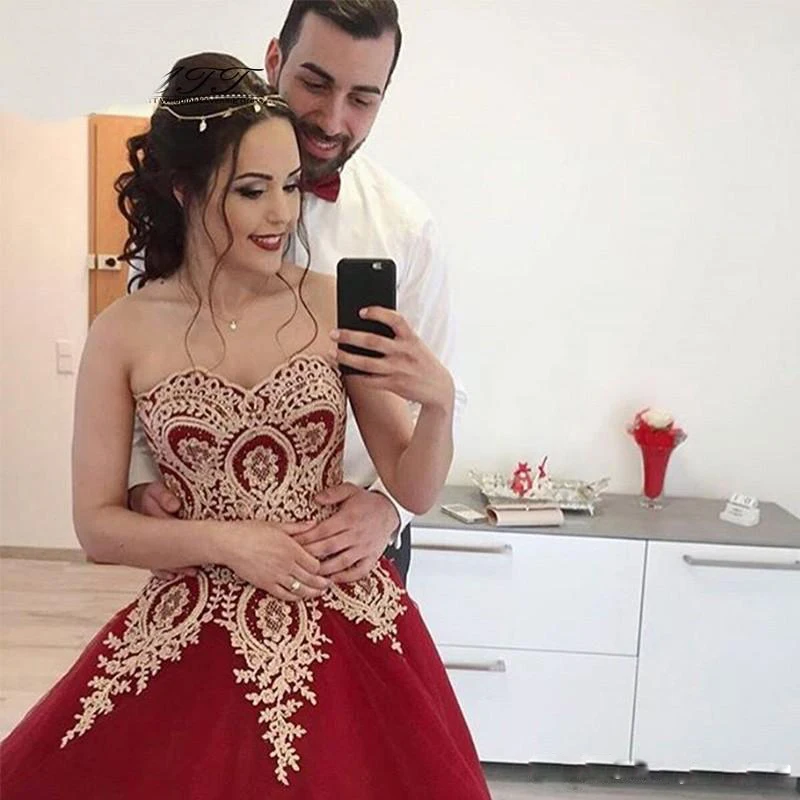 Женское бальное платье темно красное свадебное с золотыми кружевами и