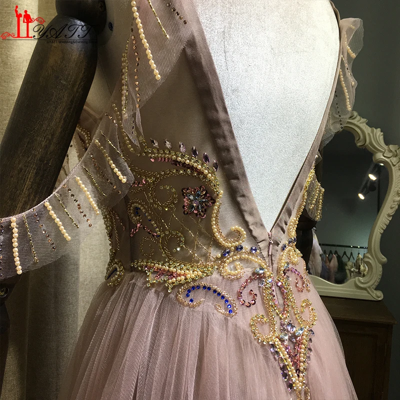 Светло розовое вечернее платье трапециевидной формы с жемчугом и вырезом на шее