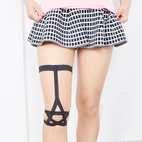 Длинные привлекательные искусственные чулки с подвязками в летнем стиле летняя