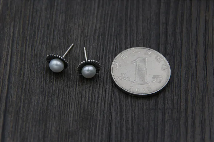 Серьги гвоздики C & R с настоящими искусственными серебряными жемчужинами для